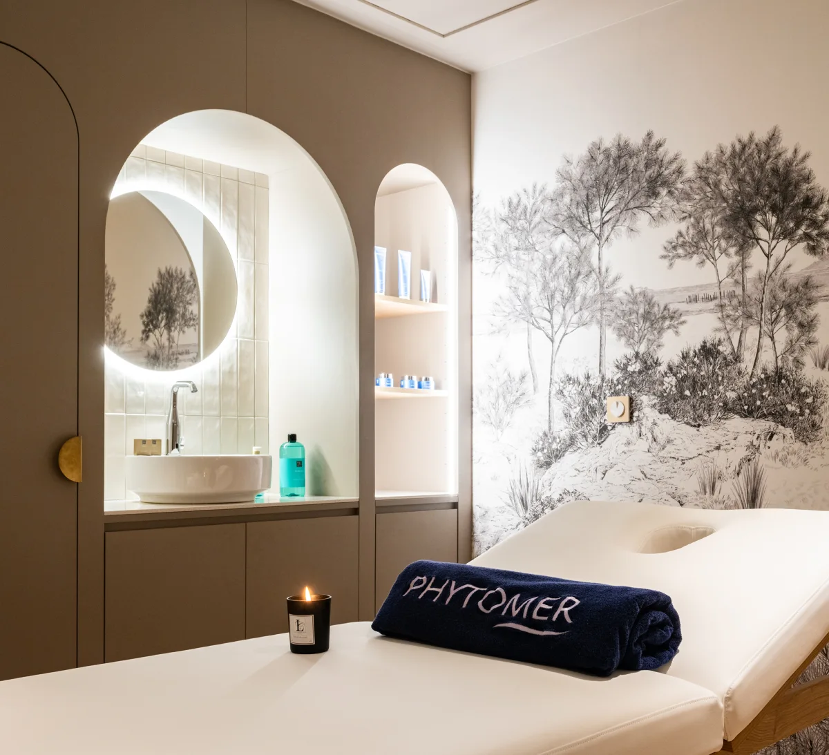 Hôtel Le Champlain -Espace bien-être SliderEspace bien-être de l’Hôtel Le Champlain à La Rochelle avec soins Phytomer et ambiance apaisante