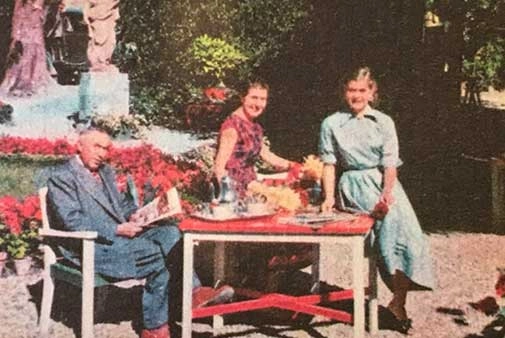 Photo archives Hôtel Champlain La Rochelle jardin années 1950 clients terrasse service hospitalité vintage histoire