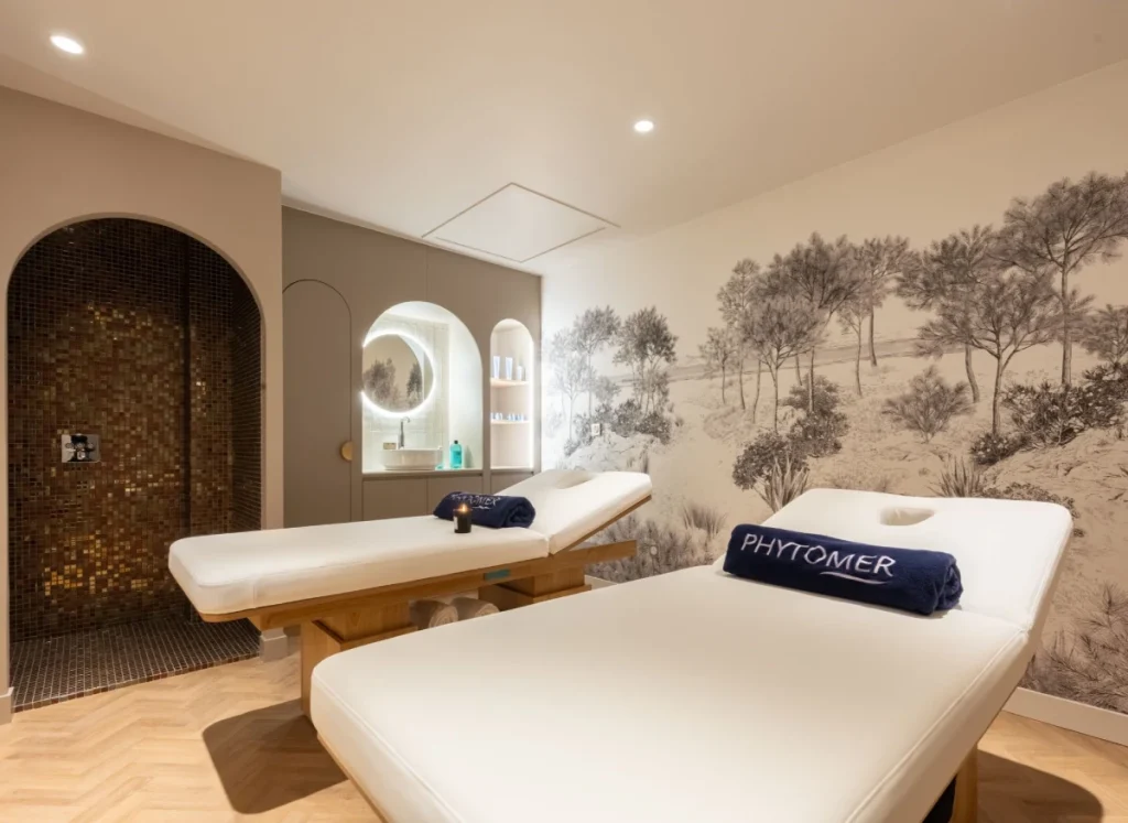 Cabine massage spa Hôtel Champlain La Rochelle avec table soins Phytomer, fresque murale paysage et ambiance zen