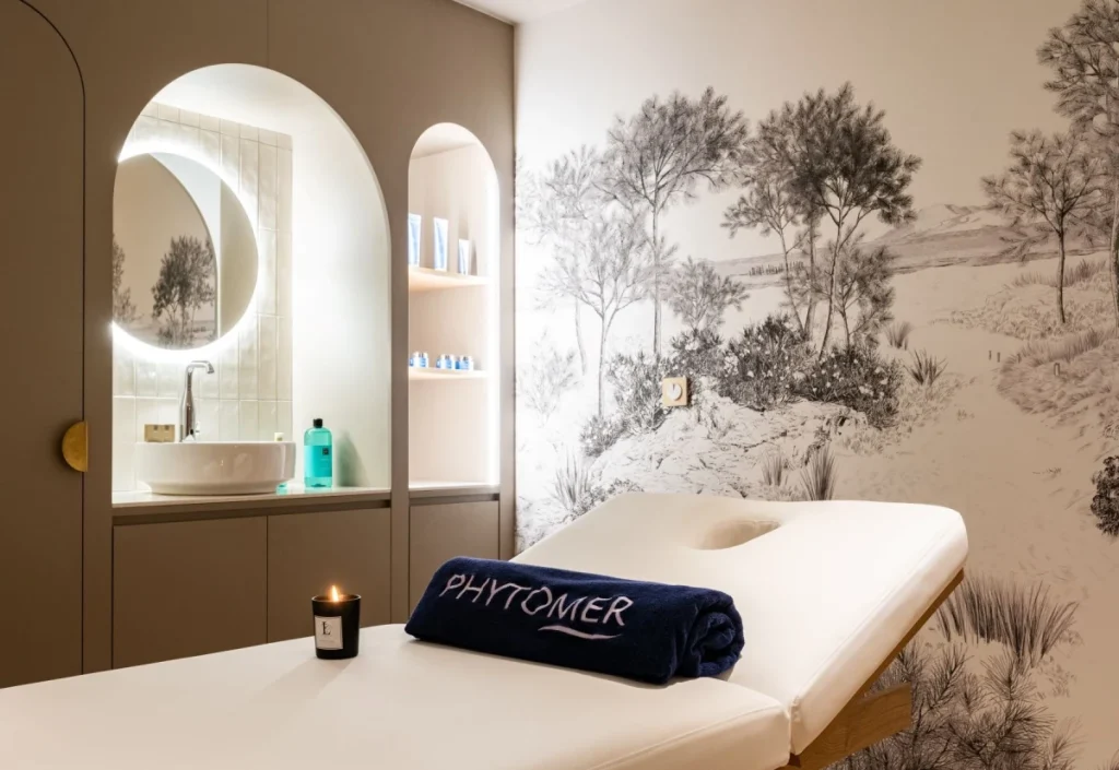 Cabine massage spa Hôtel Champlain La Rochelle avec table soins Phytomer, fresque murale paysage et ambiance zen