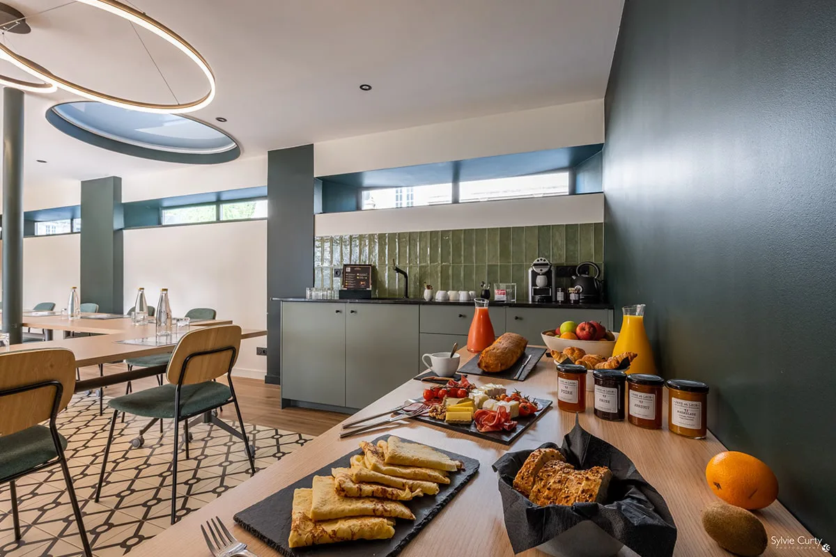 Salle séminaire professionnelle Hôtel Champlain La Rochelle avec table réunion, écran projection et lumière naturelle - Buffet