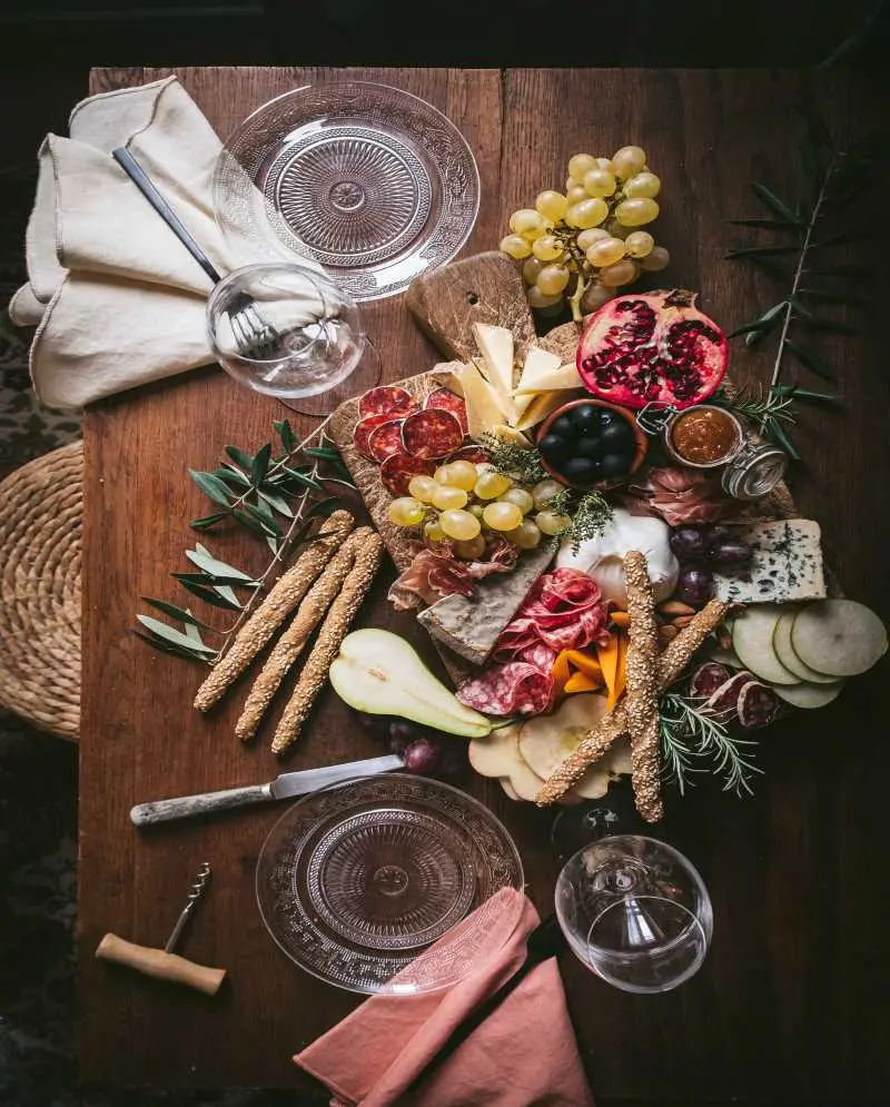 Planche apéritif gastronomique Hôtel Champlain La Rochelle avec charcuterie fromages fruits frais et vin