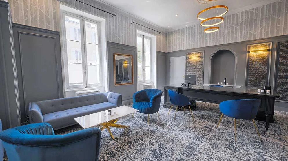 Réception accueil Hôtel Le Champlain La Rochelle design contemporain fauteuils velours bleu bureau moderne éclairage doré