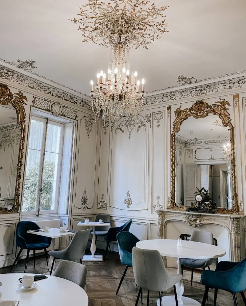 Salon historique classé Hôtel Le Champlain La Rochelle avec boiseries dorées 18e siècle, lustre cristal et mobilier design