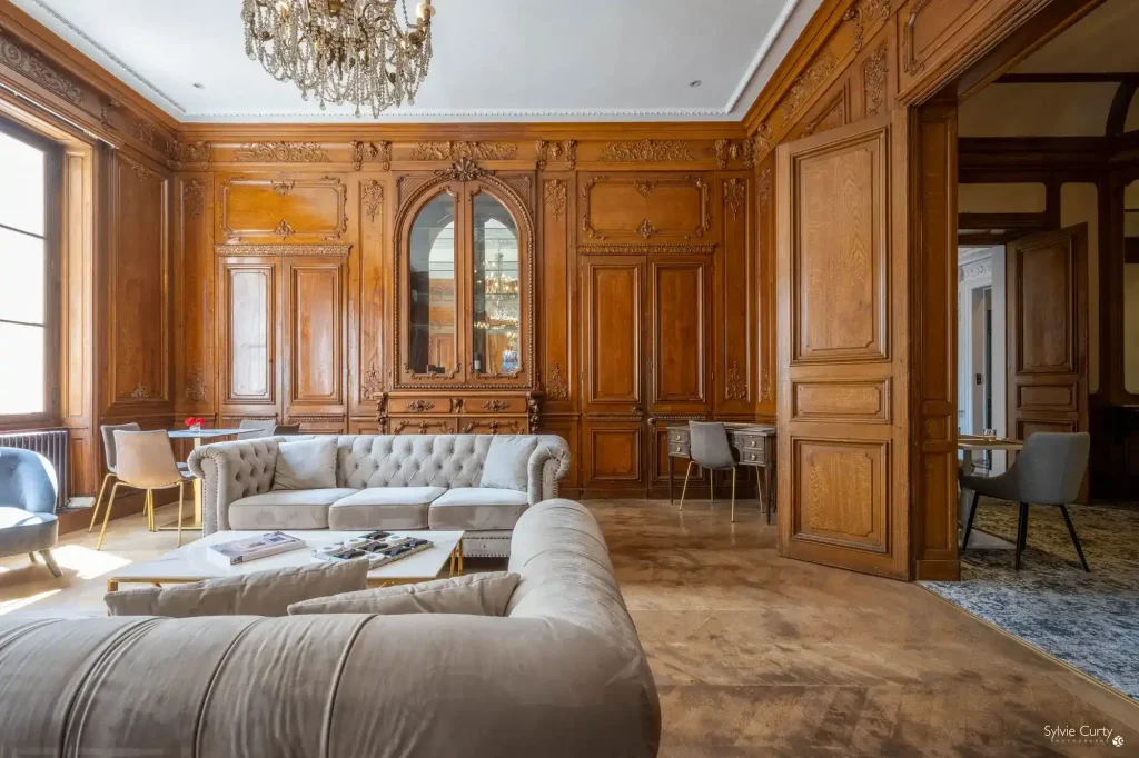 Salon Boiserie de l'Hôtel Champlain La Rochelle avec canapé Chesterfield et lustre cristal
