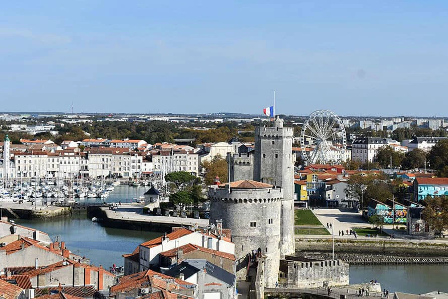 Vue panoramique La Rochelle tours médiévales Vieux-Port bateaux grande roue architecture patrimoine Charente-Maritime tourisme