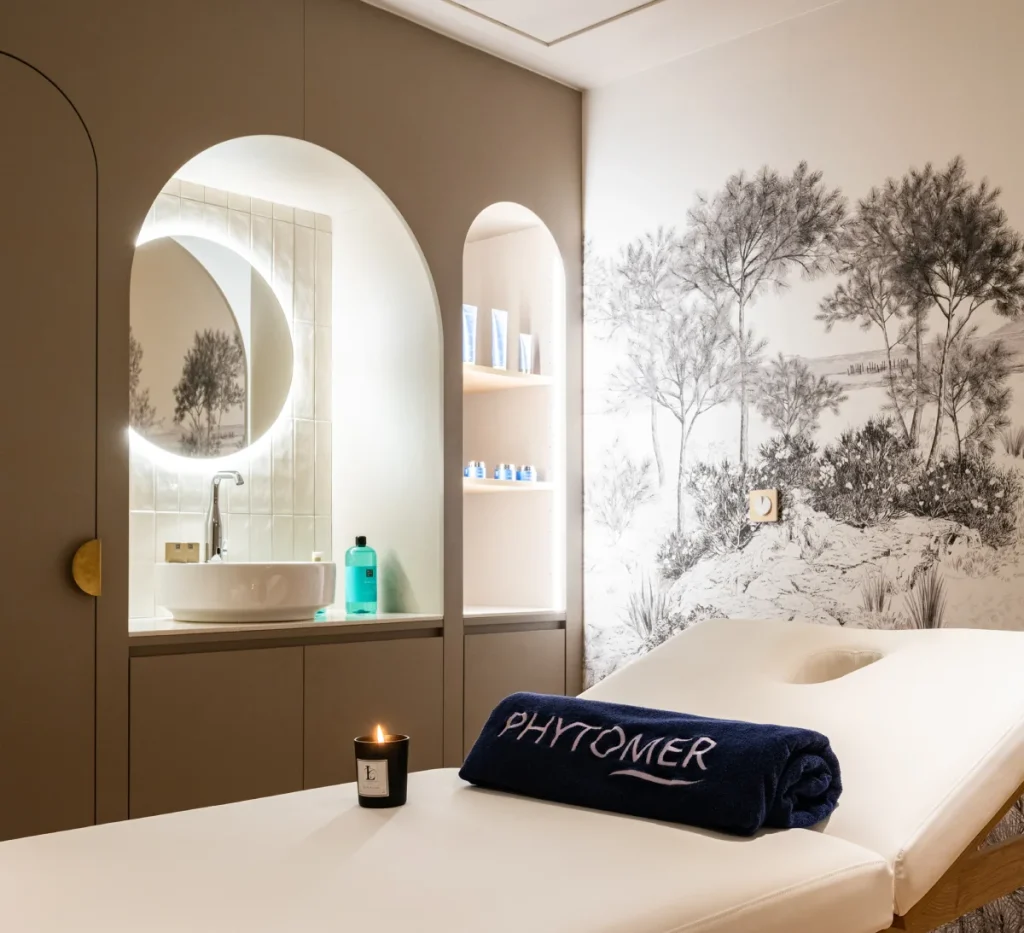 Hôtel Le Champlain -Espace bien-être SliderEspace bien-être de l’Hôtel Le Champlain à La Rochelle avec soins Phytomer et ambiance apaisante