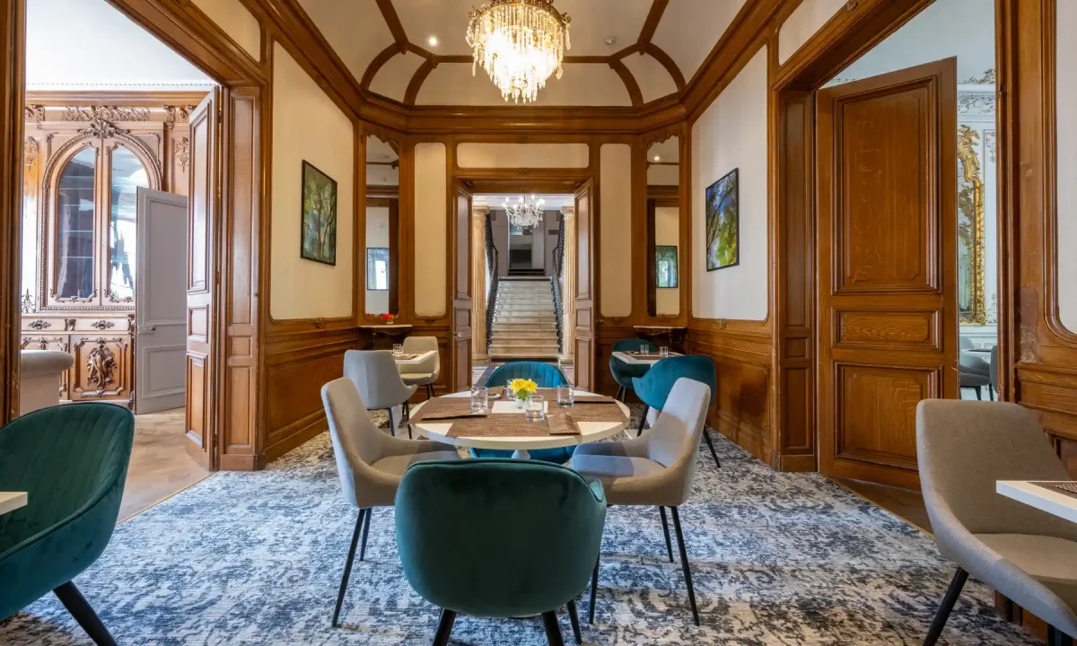 hotel-le-champlain-la-rochelle-le-salon-classique.webp