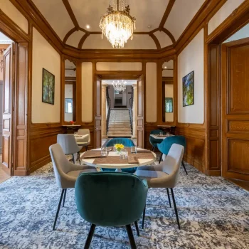 Salon élégant de l’Hôtel Le Champlain à La Rochelle, décoré de boiseries et lustres d’époque