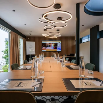 Salle de séminaire moderne de l’Hôtel Le Champlain à La Rochelle, équipée pour réunions et événements professionnels