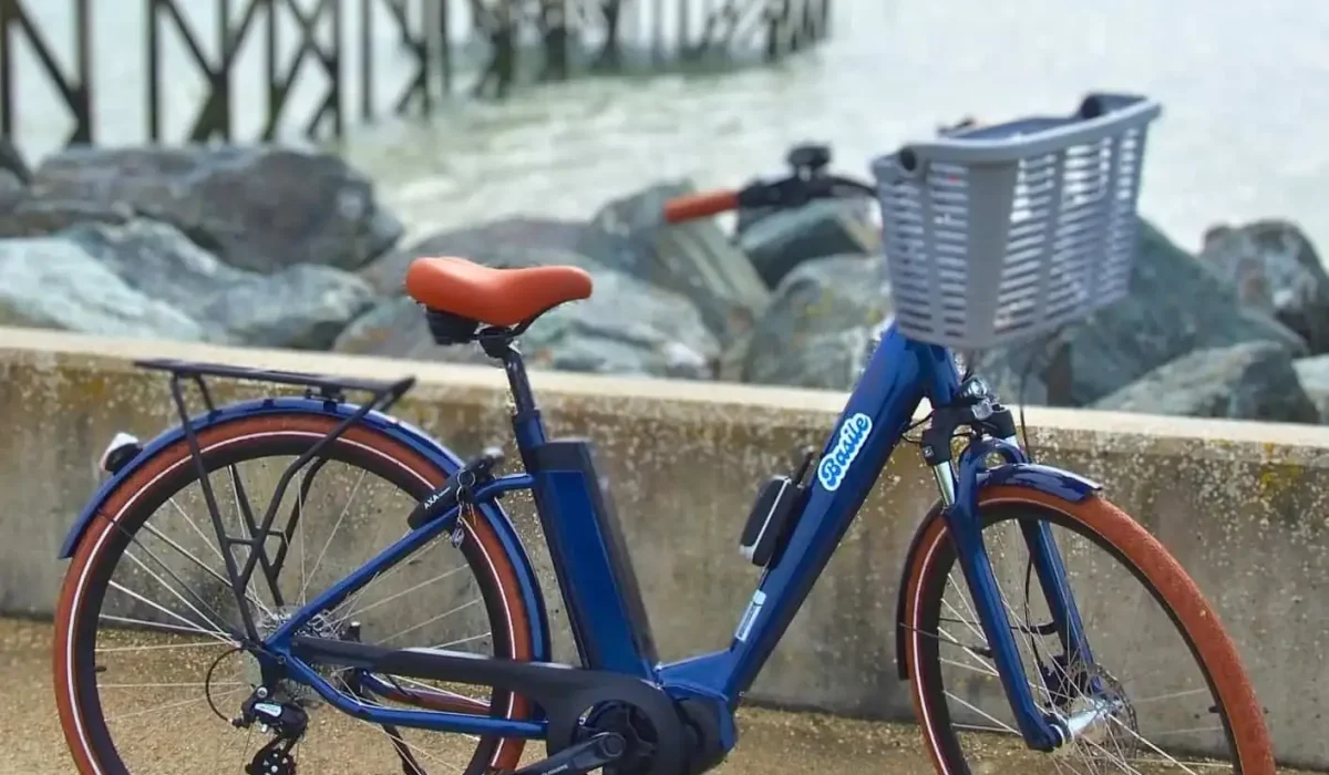 Vélo électrique en location devant le port de La Rochelle